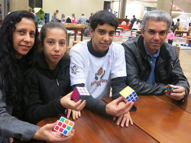 Família toda compete em Campeonato Brasileiro de Cubo Mágico (Foto: Mariane Rossi/G1)